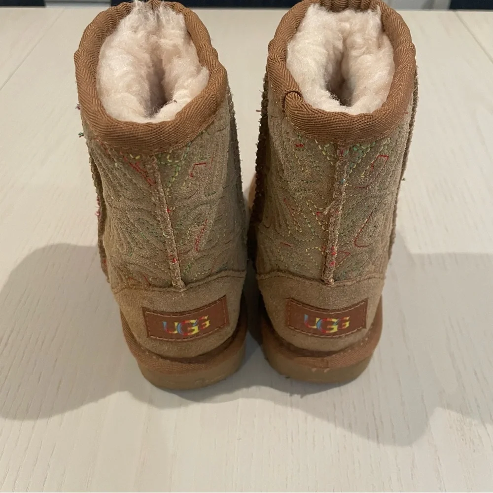 UGG Kids' Classic II Graphic Stitch boots 9